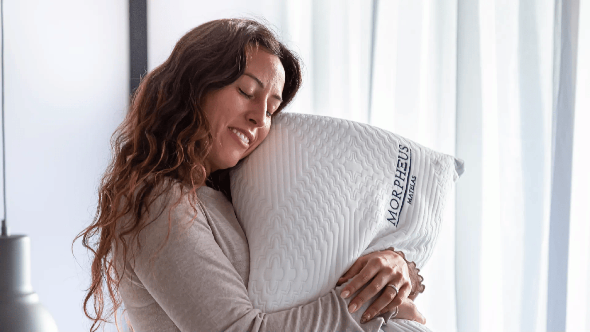 Femme dormant confortablement sur un oreiller Morpheus à mémoire de forme