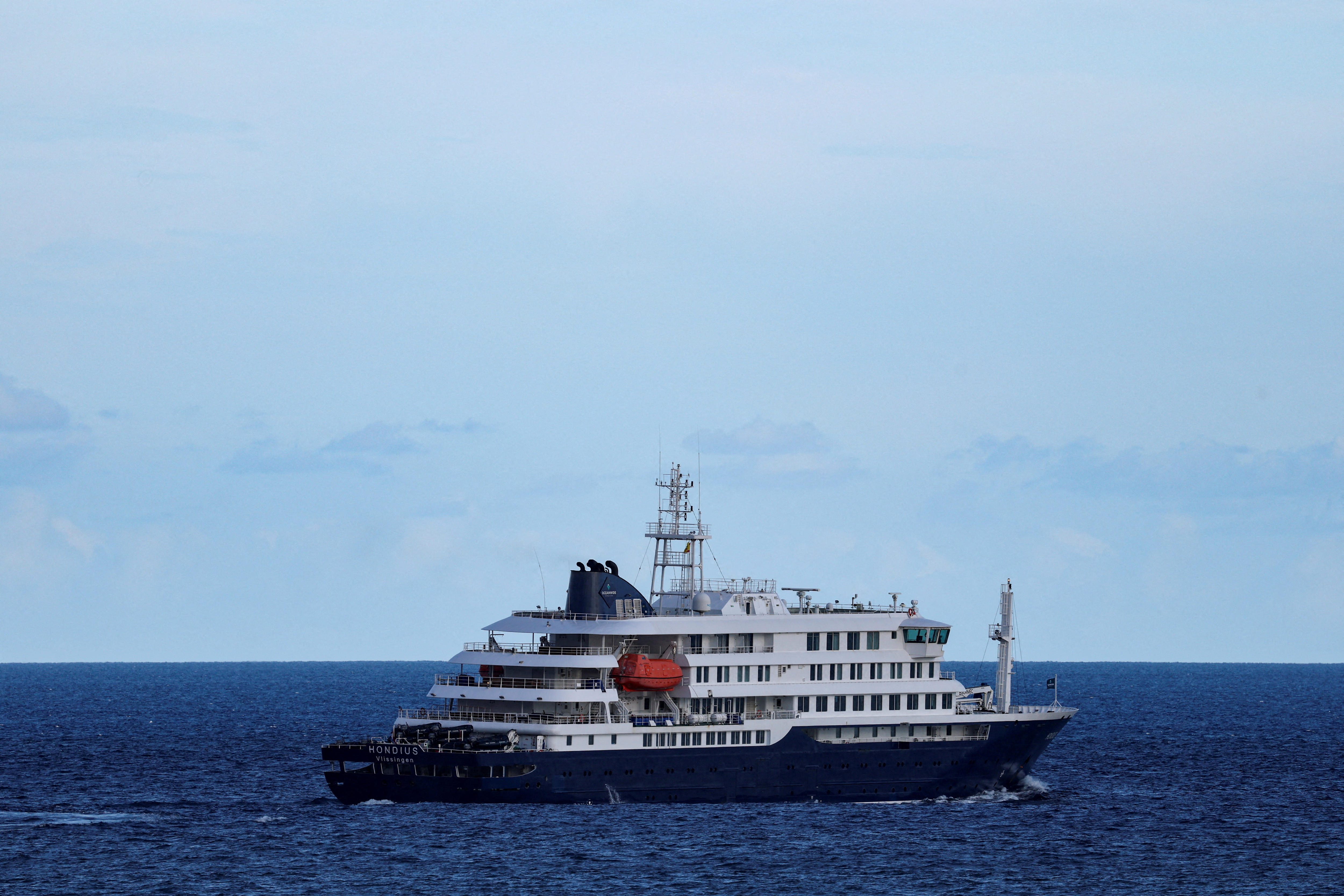 Captain of Hantavirus-Stricken Cruise Praises Crew & Guests Amid Repatriation (2026)