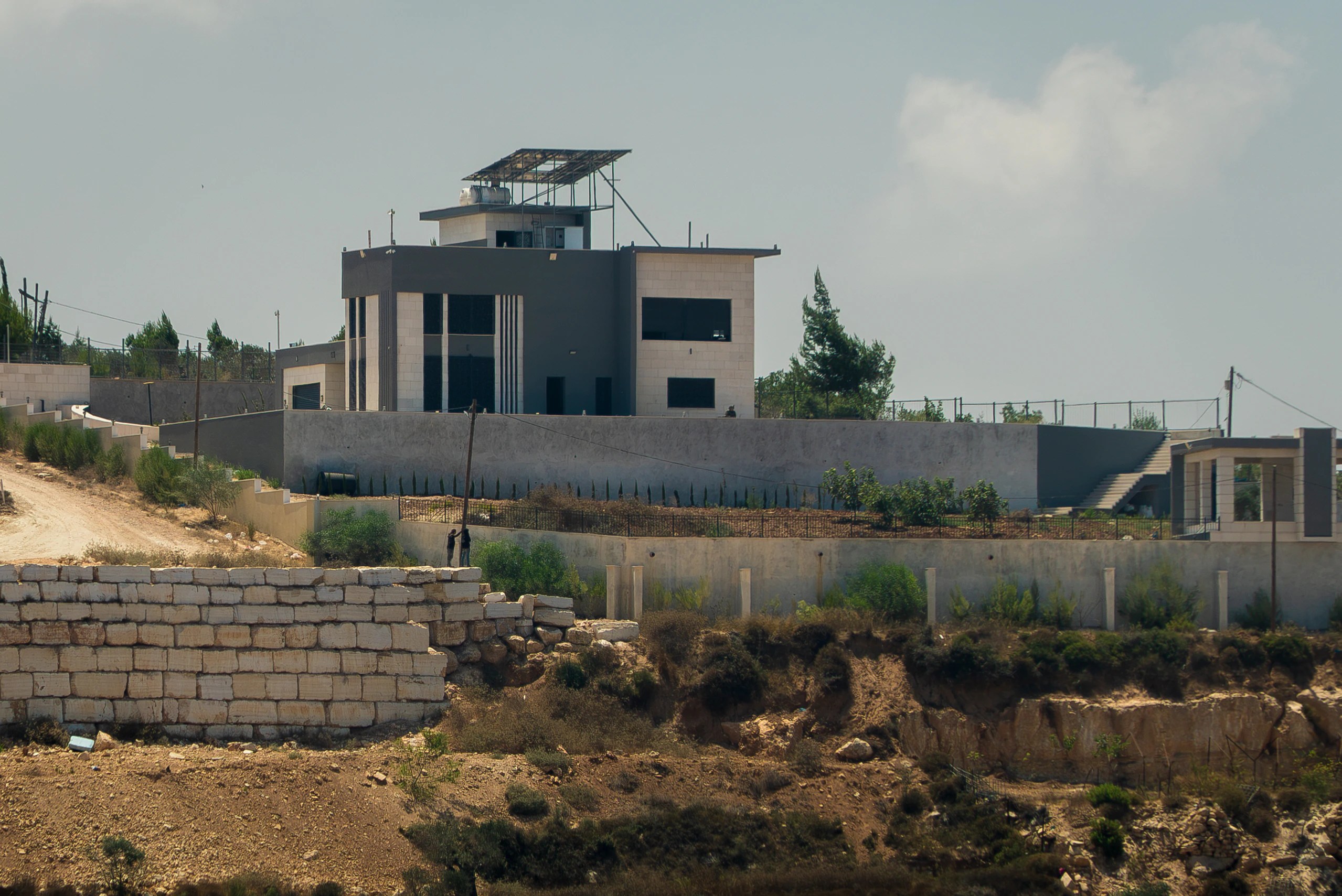 West Bank Siege: Israeli Settlers Attack Palestinian Homes (2026)
