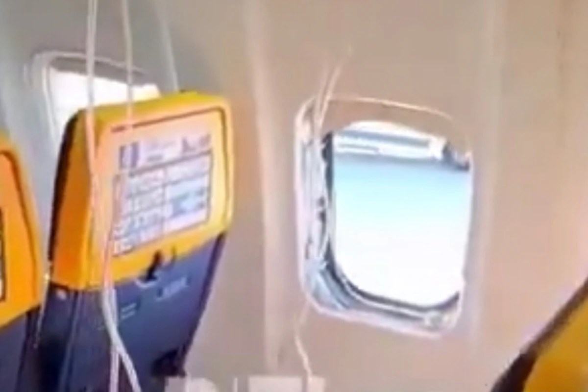 Passenger's Close Call: Window Breaks Mid-Flight on Ryanair (2026)