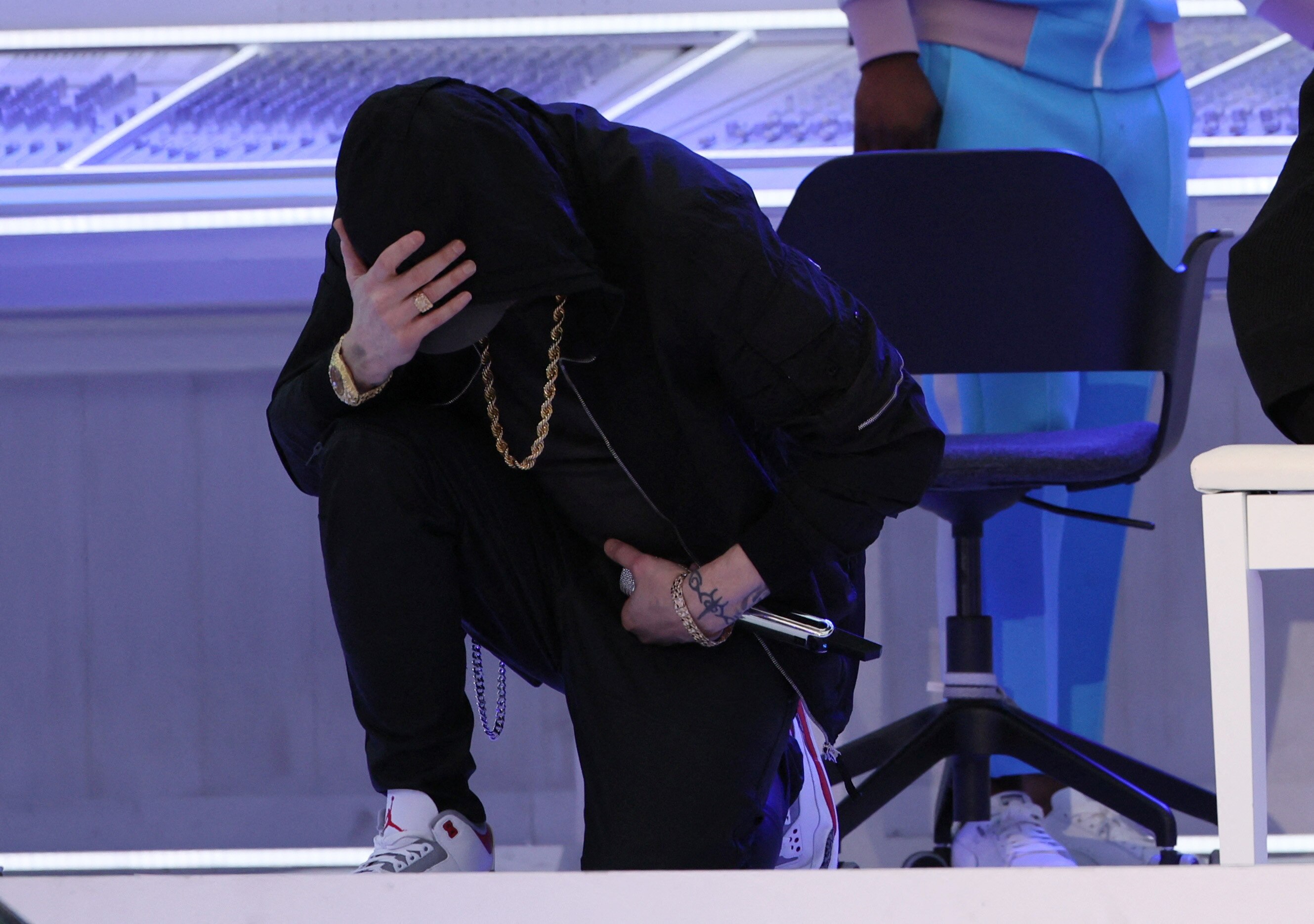 Eminem Takes A Knee During Super Bowl Half Time Show Abc News