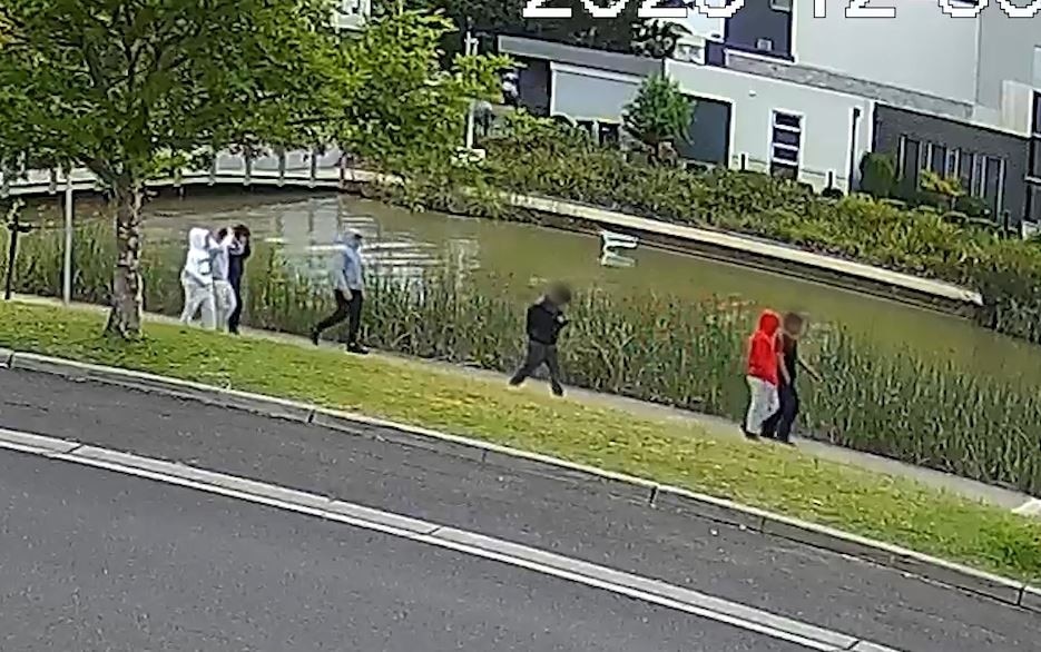 Machete Attack in Caroline Springs: Police Search for Teen Suspects - Melbourne Crime Update (2026)