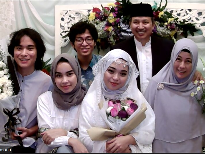 Diterapkan dalam contoh kasus sebagai berikut: Terpisah Ribuan Kilometer Karena Pandemi Corona Pasangan Indonesia Australia Tetap Menikah Lewat Zoom Abc News