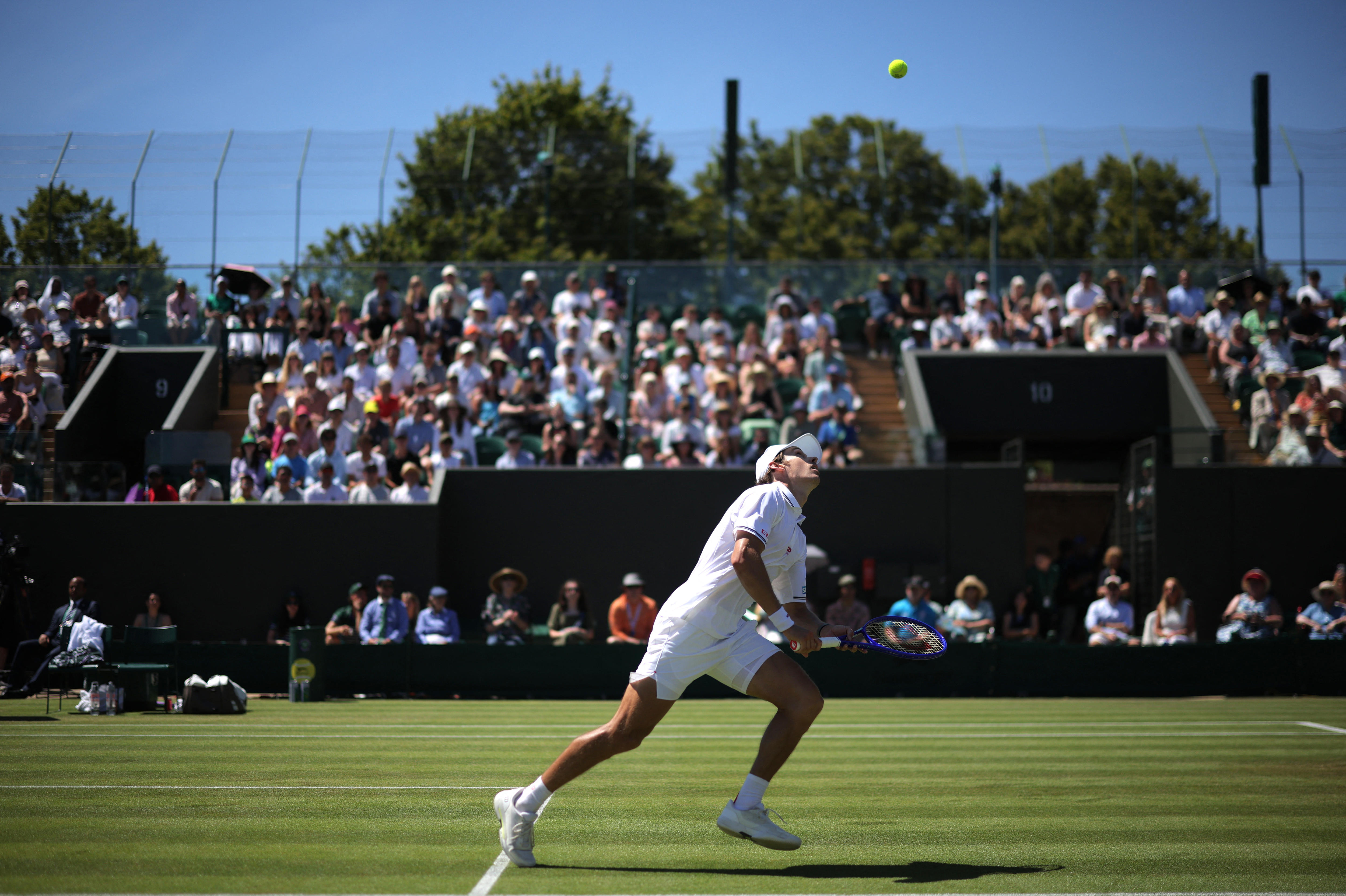 De Minaur's Dominant Display: Straight-Sets Victory at Wimbledon (2026)