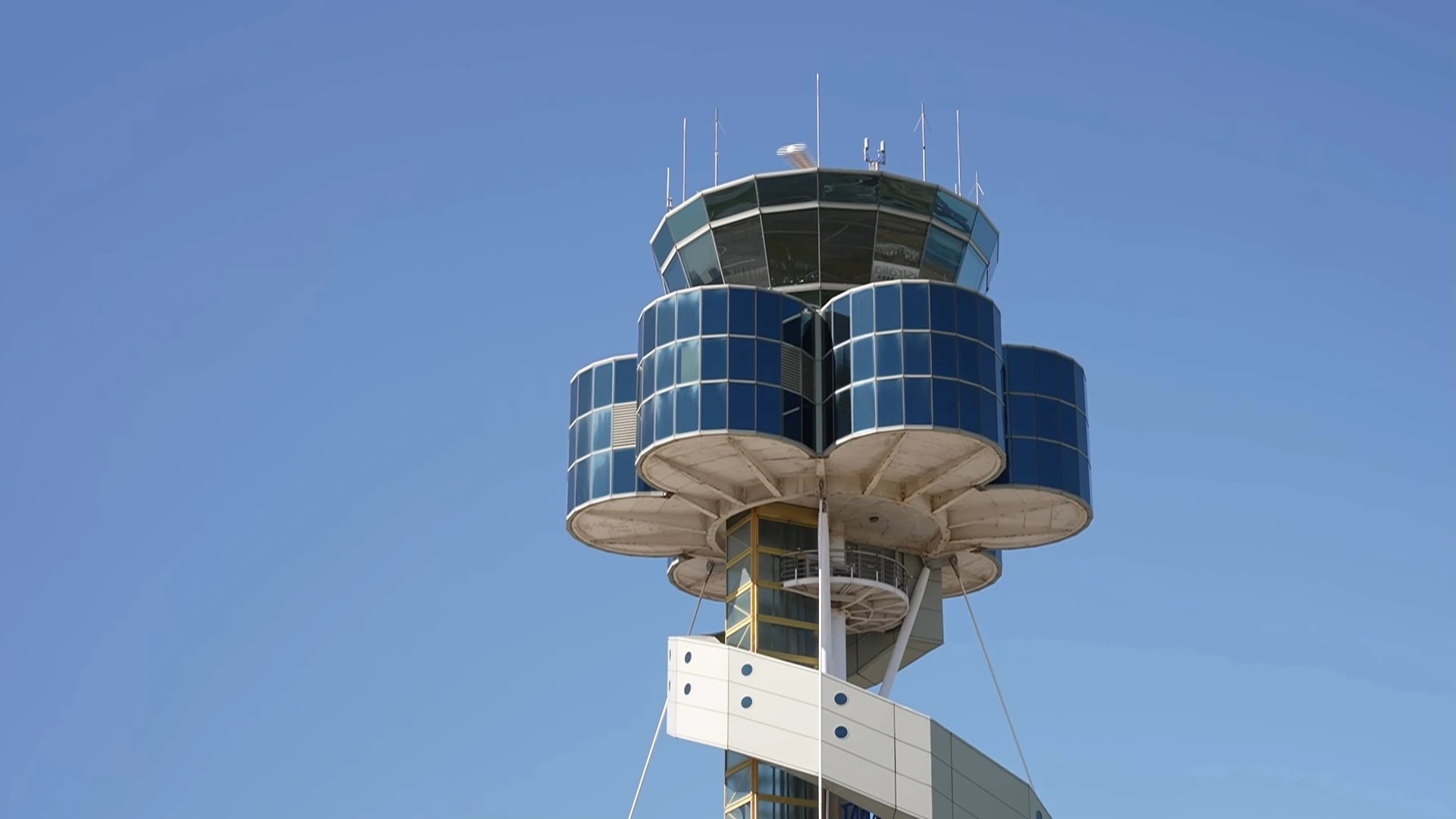 Sydney Airport Safety Crisis: Former Pilot Warns of 'Catastrophic' Consequences (2026)