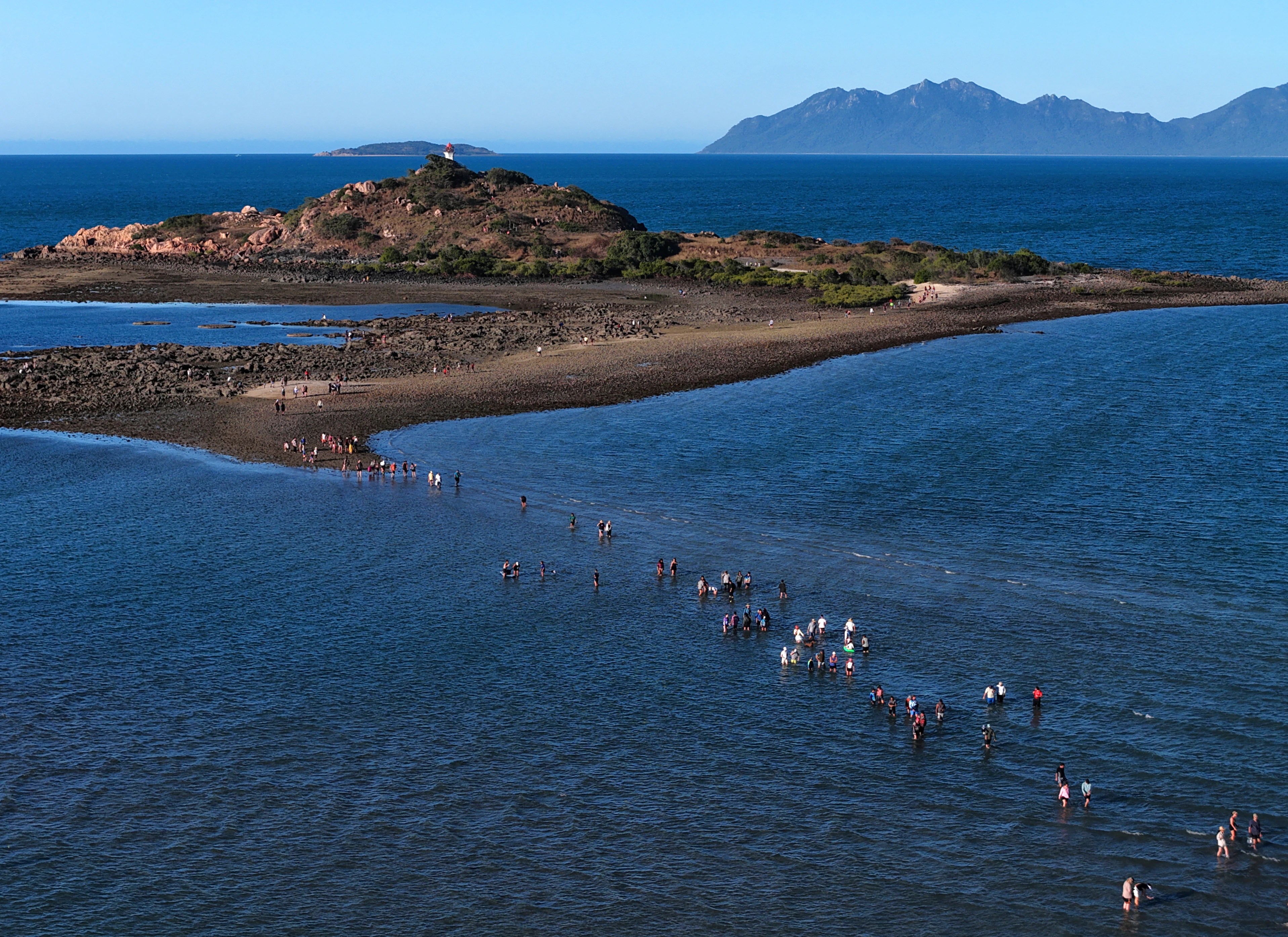 Ultra-Low Tides: A Rare Walk to a Lighthouse on North Head Island (2026)