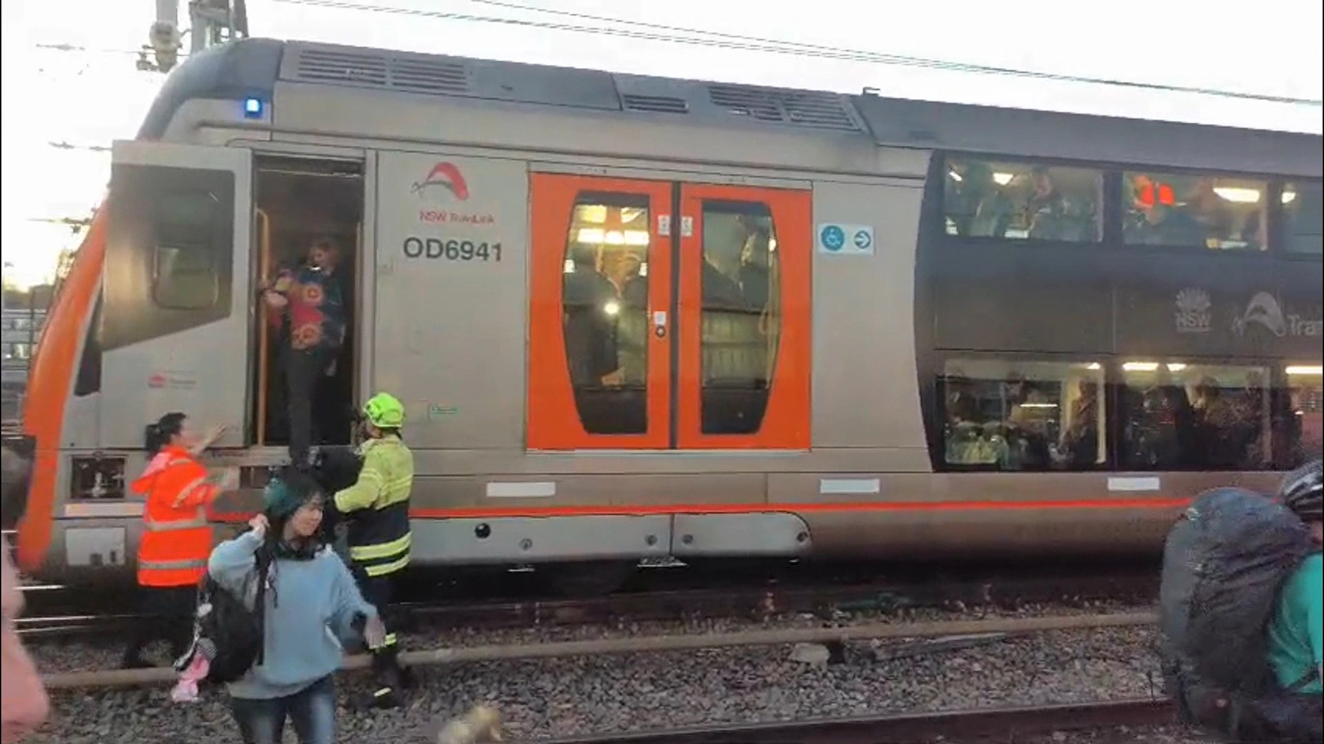 Overhead Wires Collapse on Sydney Train: Major Delays & Passenger Rescue! (2026)