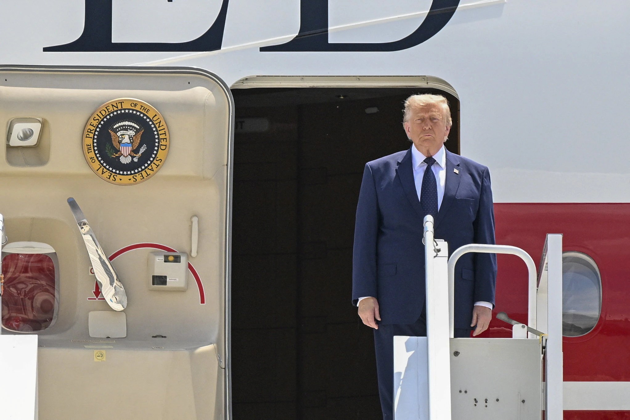 Trump's Secret Plane Switch: Decoy Journalists and Iranian Threats (2026)