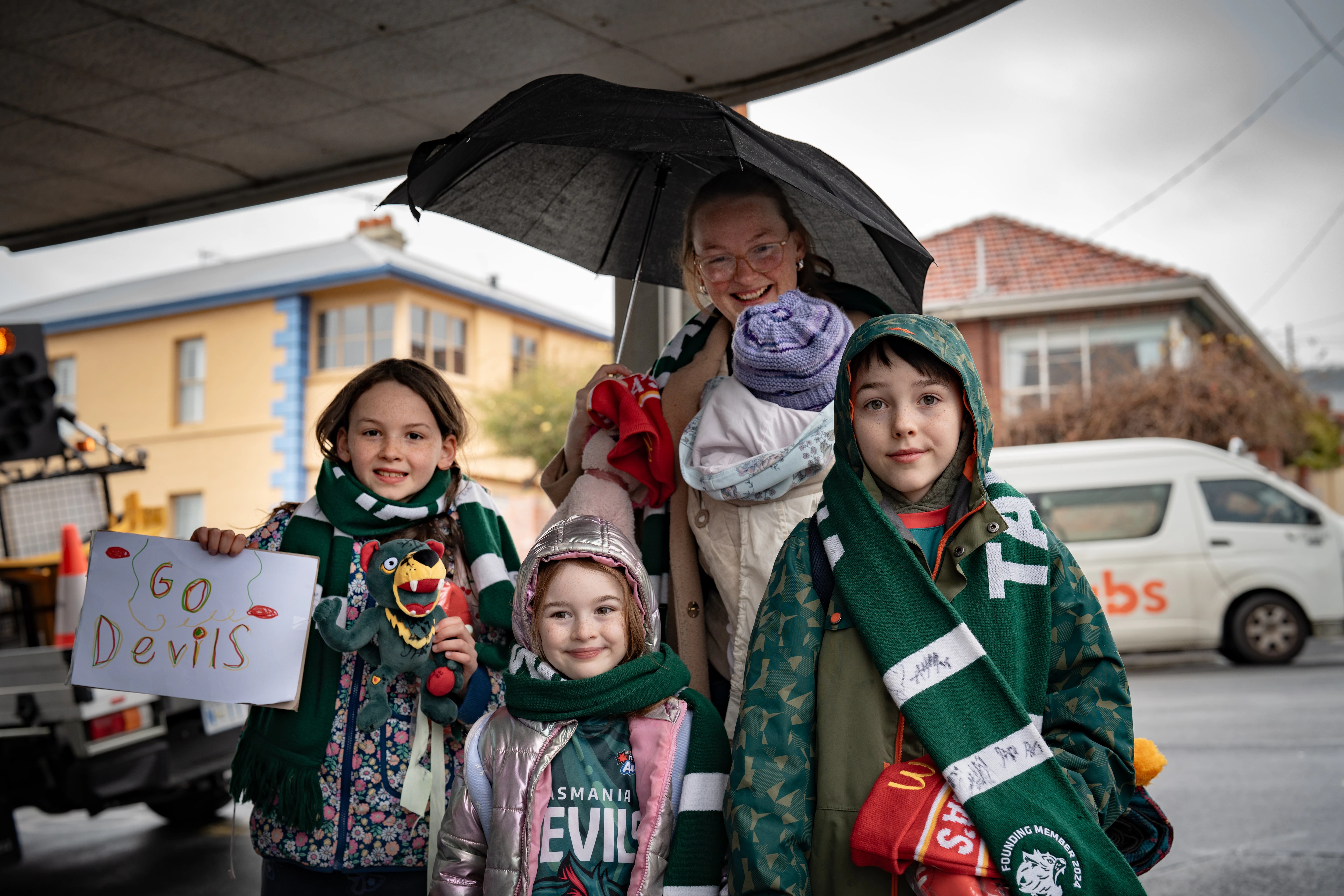 Tasmania Devils vs Essendon Semi-Final: Passionate Fans Brave the Rain! (2026)