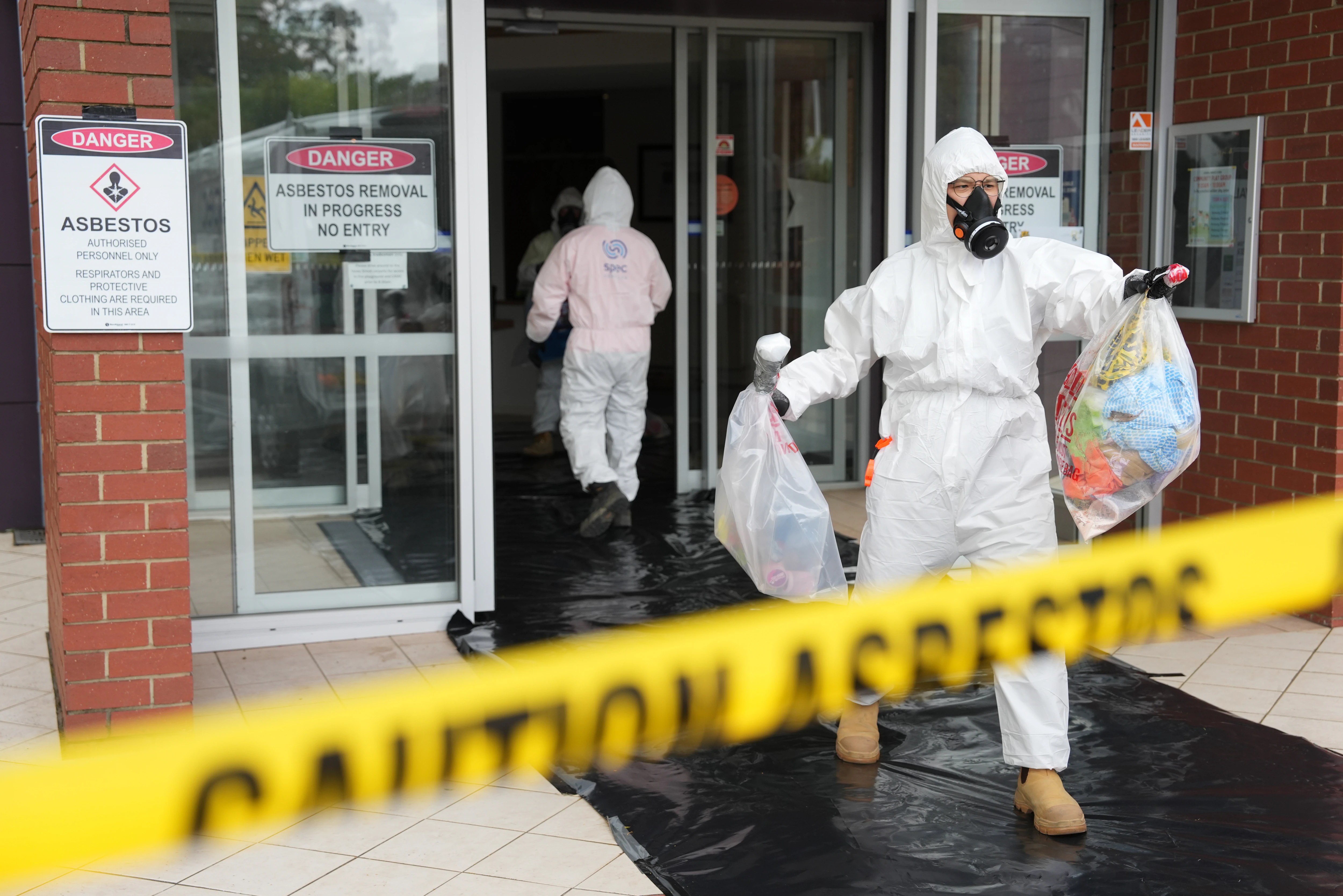 School Reopens After Asbestos Scare in Colored Sand – Risk Deemed Extremely Low (2025)