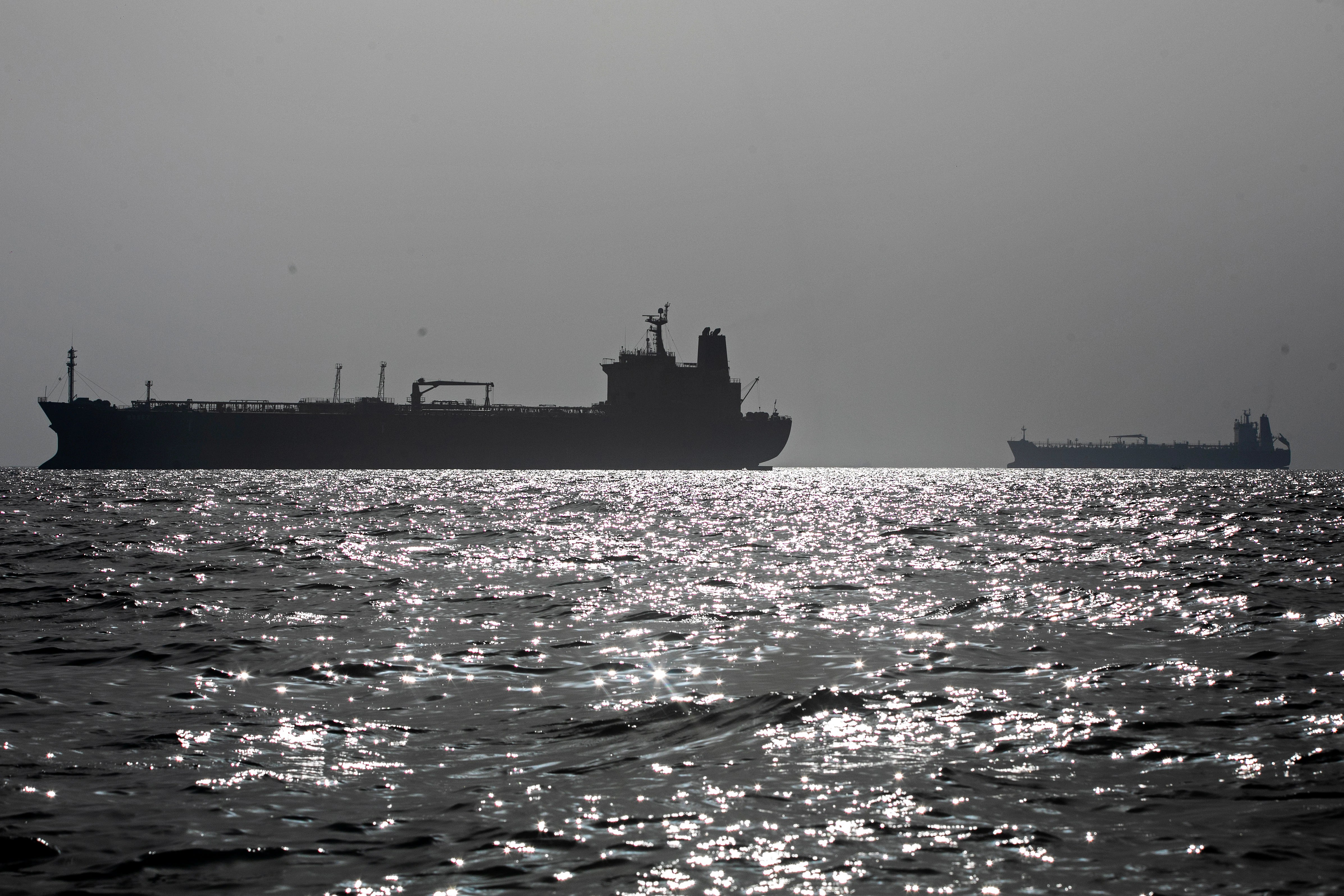 Strait of Hormuz: US-Iran Deadlock, Ships Find Ways to Cross (2026)