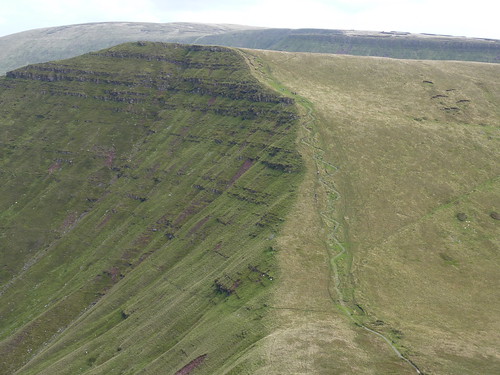 Denting piano kala jemari menari nada merambat pelan dikesunyian malam saat datang rintik hujan bers. P1000207 | piano_dentist | Flickr