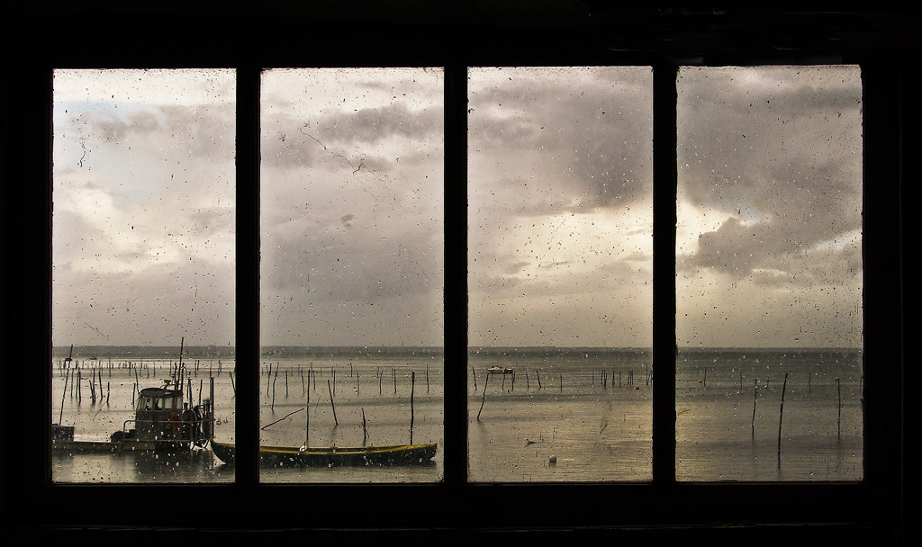 Badboy aux abdos en acier, . A travers la fenêtre | Flickr