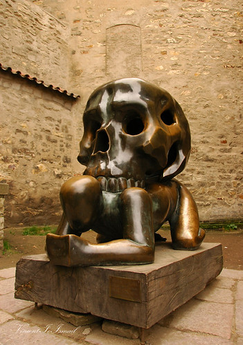 Skull sculpture