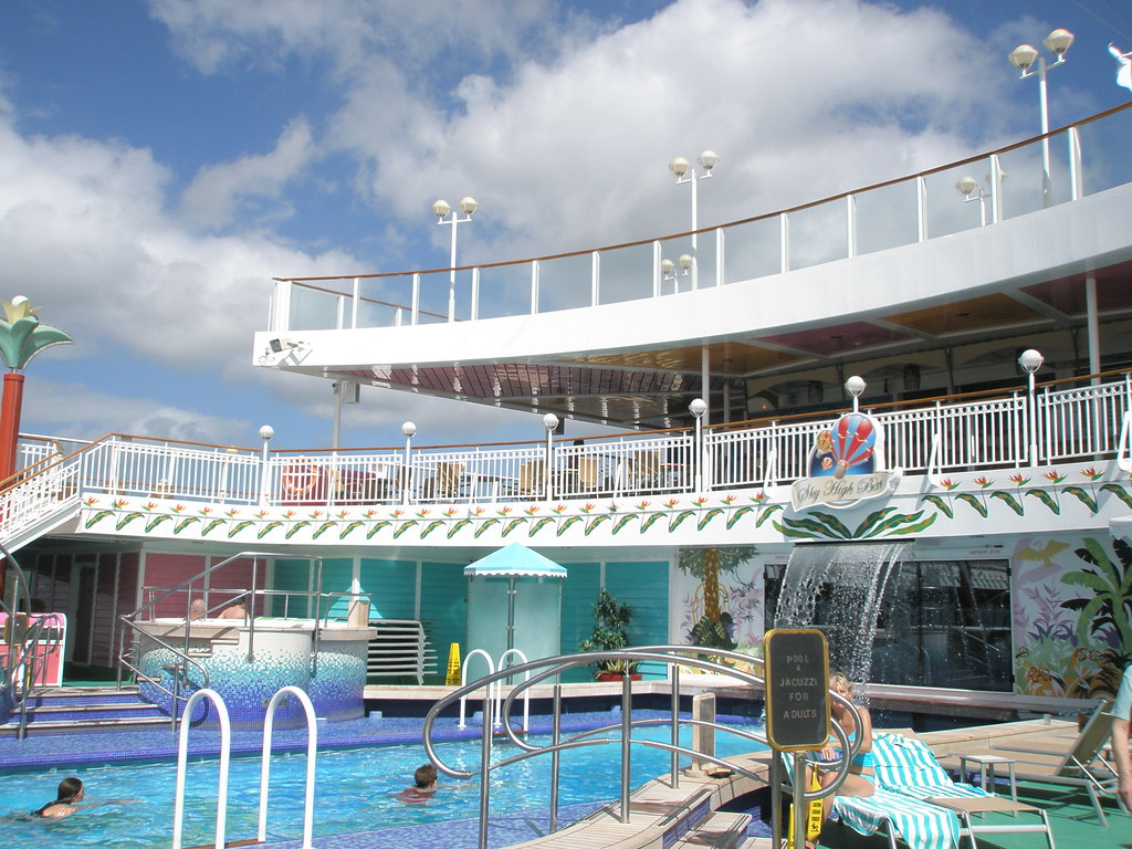 Sapphire Pool Aboard The Norwegian Pearl Sapphire Pool Abo