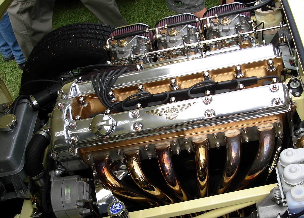 Sechs paare aus coupé und roadster spiegeln die 1961 in genf vorgestellten fahrzeuge wider. Jaguar 3.8 litre 6 cylinder Engine | Jaguar 3.8 litre 6