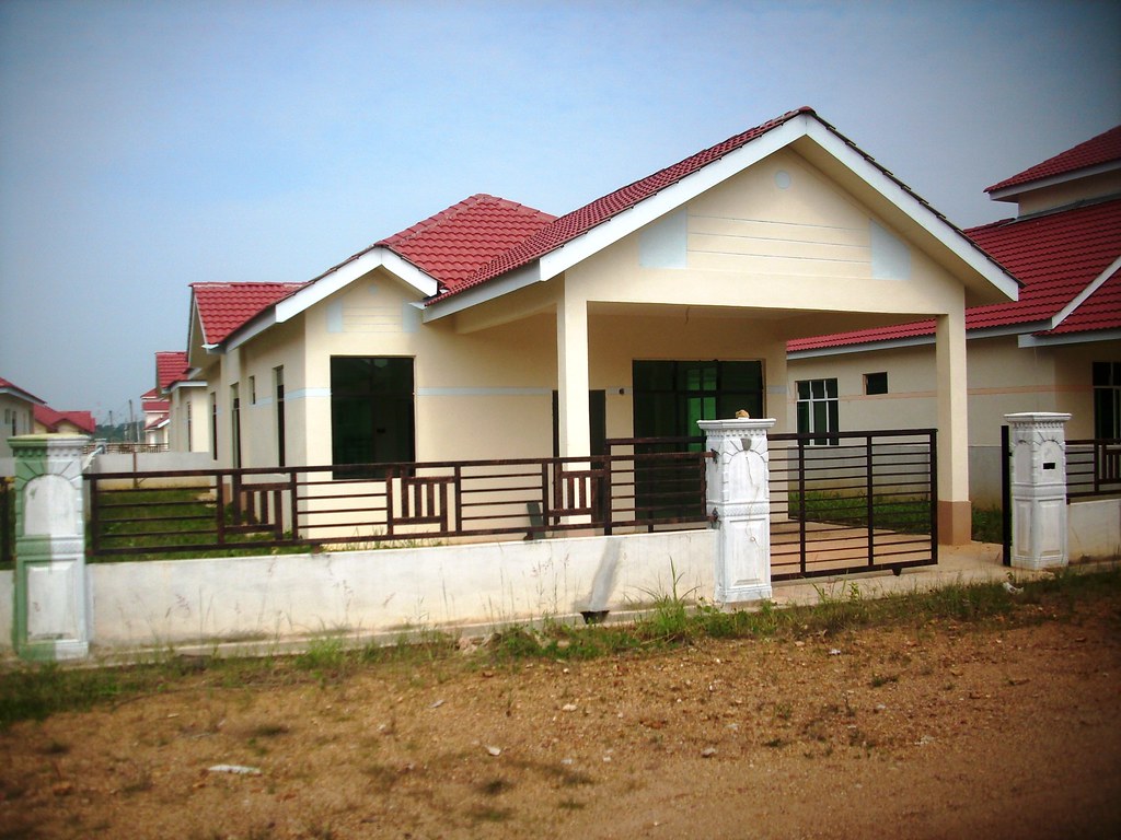 Lirik rumah ke rumah / menyesal, tak kusampaikan / cinta monyetku ke kanya dan rebecca / apa kabar kalian di sana? rumah oh rumah | rimabalqis | Flickr