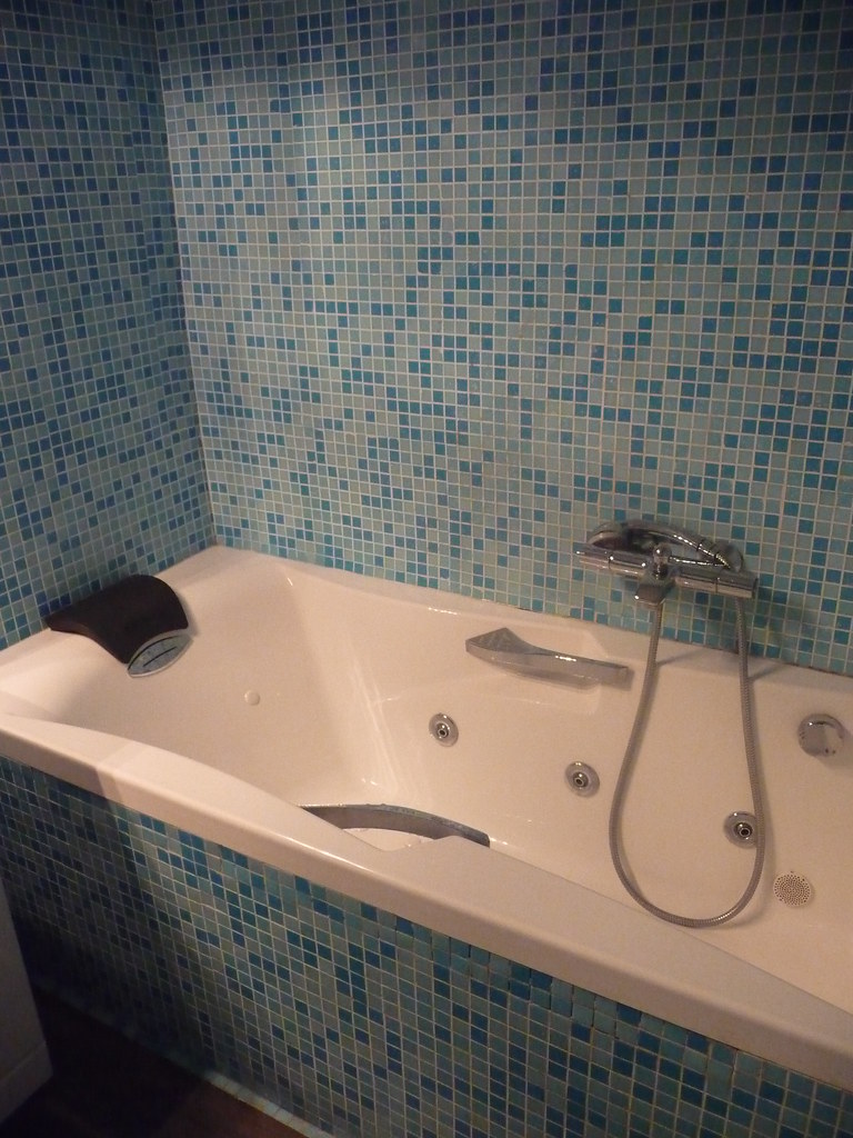 Optez pour la détente avec des saunas et hammams originaux ou pour les bienfaits des massages avec . Photo Salle de Bain | Baignoire jacuzzi | courgettevolante | Flickr