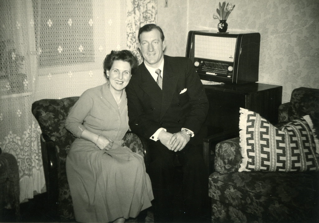 Man And Woman In Living Room 1950s A Man And Woman Are Se Flickr
