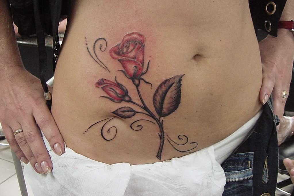 Cobertura de cicatriz de tatuagem Tattoo Cobertura De Cicatriz Com Pena Studiomakaiviotattoo Instagram Studiomakaiviotattoo Tatuagem Tatuagens Aleatorias Tatuagens De Flores Aquarela