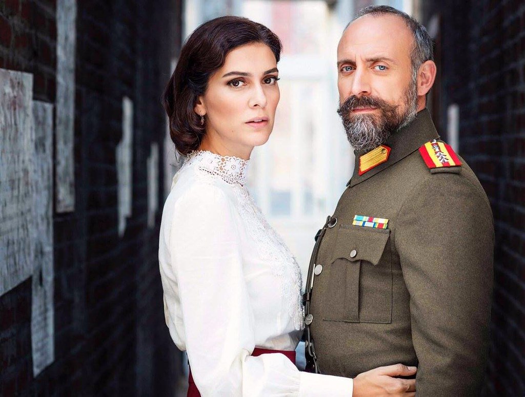 Ünlü isim mimar sinan üniversitesi opera ve müzikal tiyatro oyunculuğu bölümü mezunudur. Halit Ergenc Como Cevdet E Berguzar Korel Como Azize Em Va Flickr