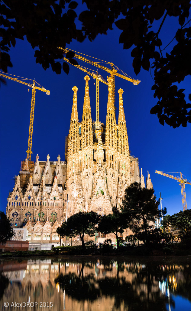 la sagrada familia the basílica de la sagrada família, is a large unfinished roman catholic minor basilica in barcelona. Mg 2929 Web Sagrada Familia At Blue Hour Basilica I Tem Flickr