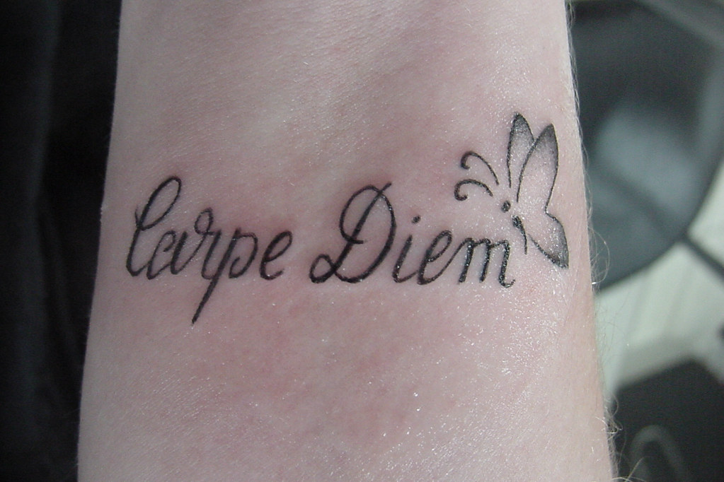 Carpe diem escrita tatuagem Tatuagem Masculina Na Costela 40 Ideias Incriveis