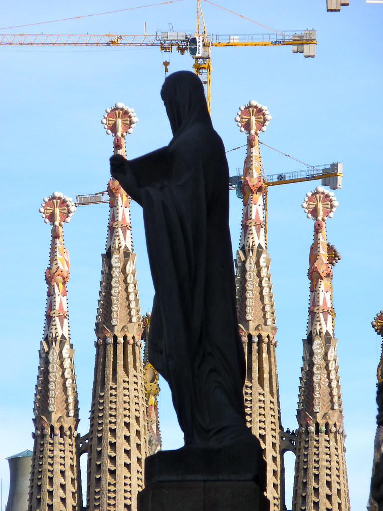 El templo expiatorio de la sagrada familia (en catalán, temple expiatori de la sagrada família), conocido simplemente como la sagrada familia, es una basílica católica de barcelona (), diseñada por el arquitecto antoni gaudí.iniciada en 1882, todavía está en construcción.es la obra maestra de gaudí, y el máximo exponente de la arquitectura modernista catalana. Gaudi S Sagrada Familia Barcelona En Wikipedia Org Wiki S Flickr