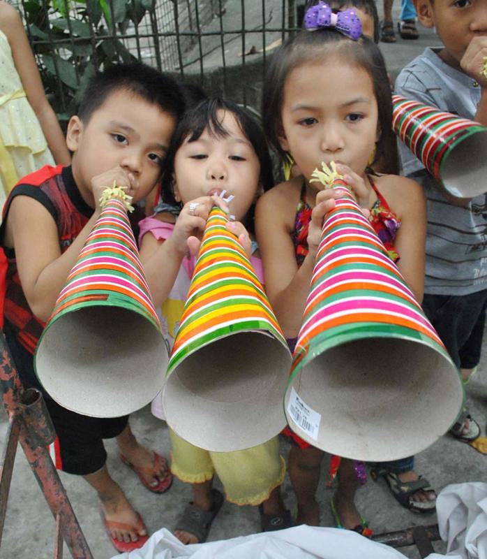 Maaari kang pumili mula sa iba't ibang maligayang bagong taon 2021 mga imahe, ilang nakakaaliw, ilang mga nakakatawa at iba pa na nagsasabi ng isang biruan sa loob. Mga Batang Gumagamamit Ng Torotot Para Sa Pag Pasok Ng Bag Flickr