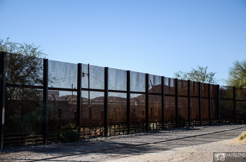 Arizona-mexico border fence