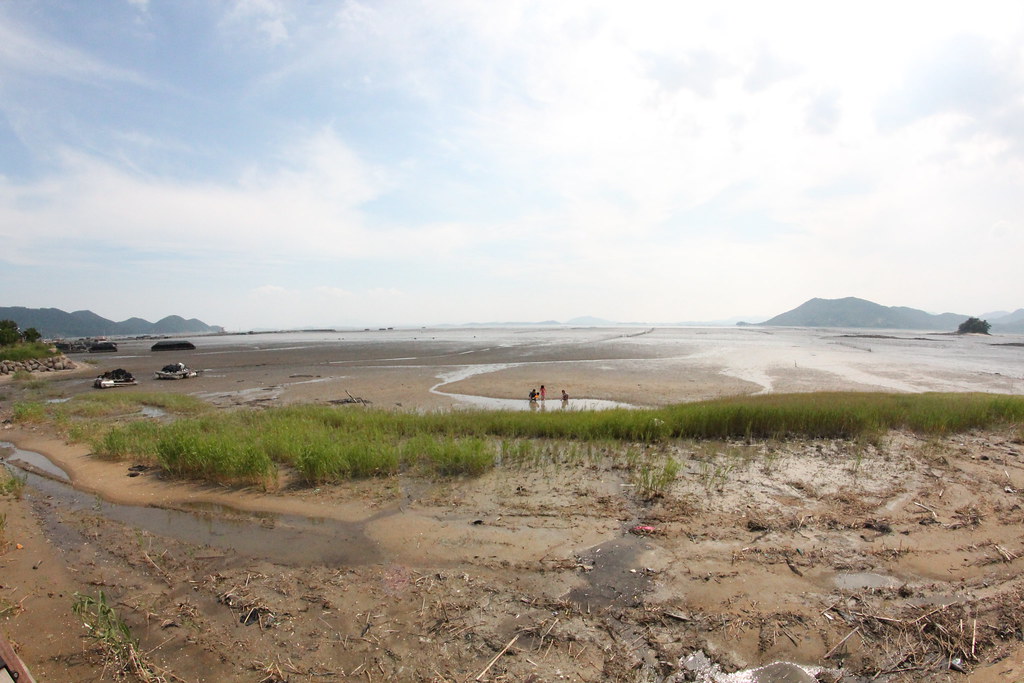 Calm waters and lively boardwalks make these beaches perfect for families. IMG_2190 | Waon Beach, Suncheon, ROK | Aaron Z | Flickr