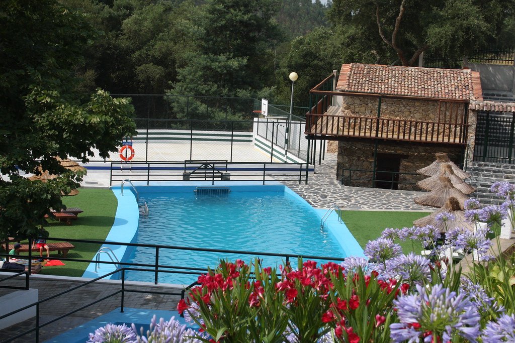 Local ideal para trazer os filhotes pequenos que adoram água! Piscinas Da Fraga Vila Nova De Poiares Ccdrc Flickr