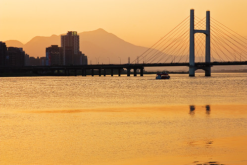 重陽橋下重陽橋下砸落大石塊 Yzkgo