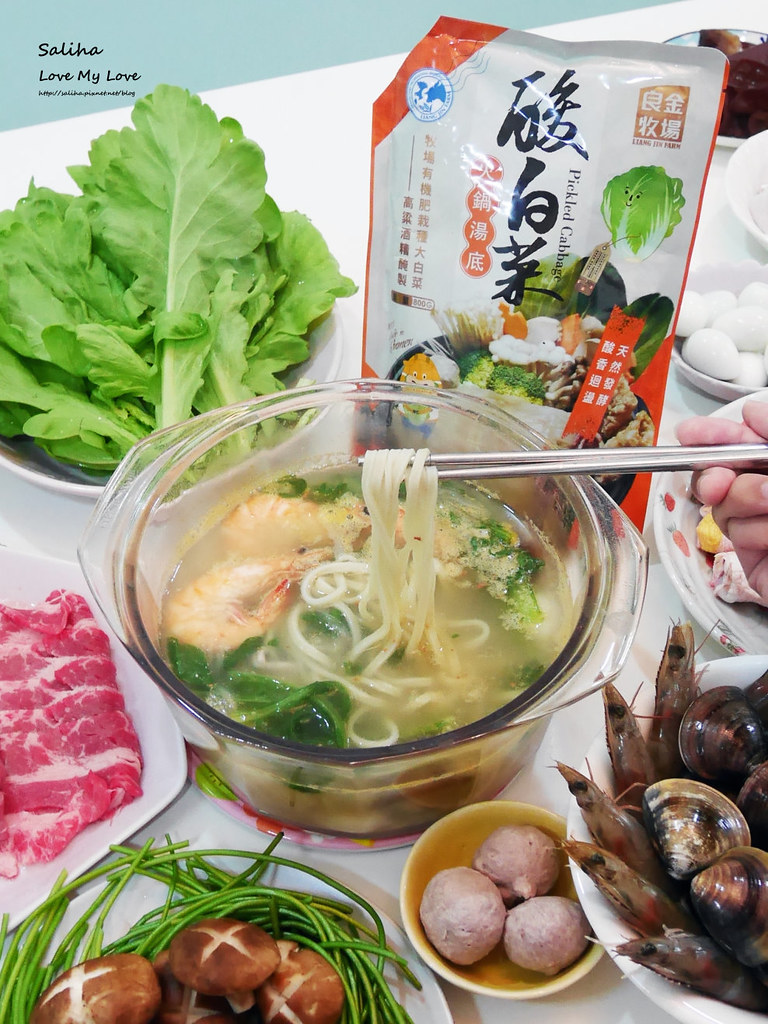 酸菜白肉鍋湯底全聯露營食譜 冷冷天的來鍋全聯的酸菜白肉鍋 簡單快速上菜 懶人媽 Cforf