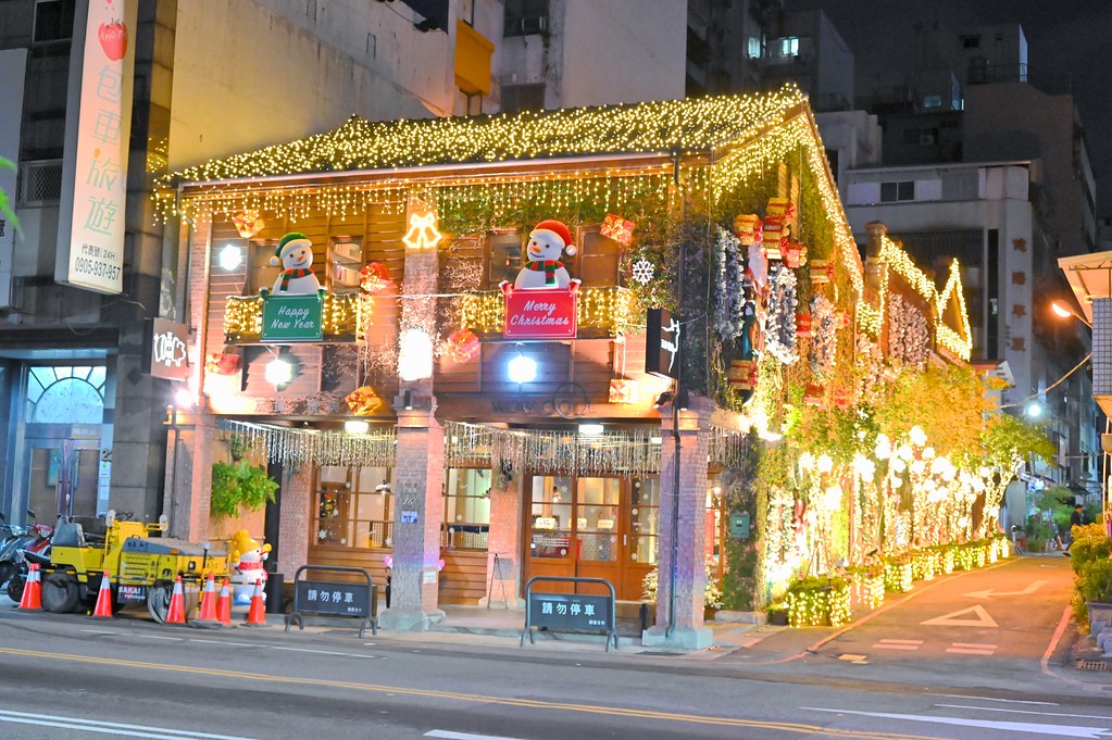 瓦庫燒肉薑餅屋 | 2023台中聖誕節景點/台中最美巨大薑餅屋景點近台中火車站 綠川