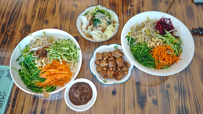 大碗天津打滷麵鋪滿鮮豔時蔬與甜菜根，配料份量十足。