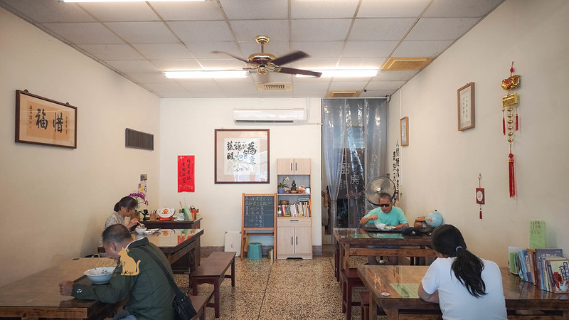 份量十足的北方蔬食麵點，搭配新鮮時蔬與清爽小米粥。