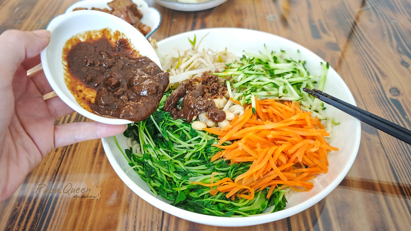 蔬食麵館內充滿文藝感的靠窗座位與泛黃手繪畫。