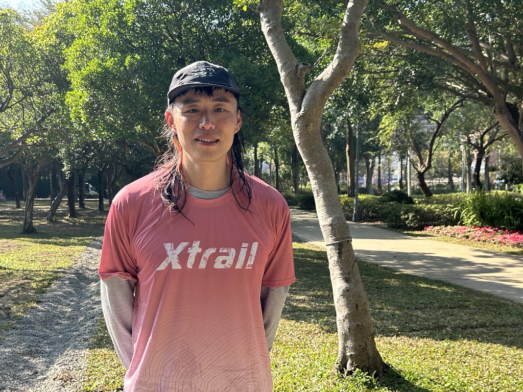 越野跑者在墾丁國家公園的壯麗山海景觀中奮力奔馳。