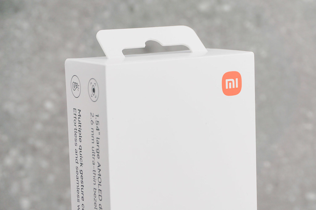 用戶佩戴 Xiaomi Watch 5 顯示即時心率與血氧健康監測數據介面。