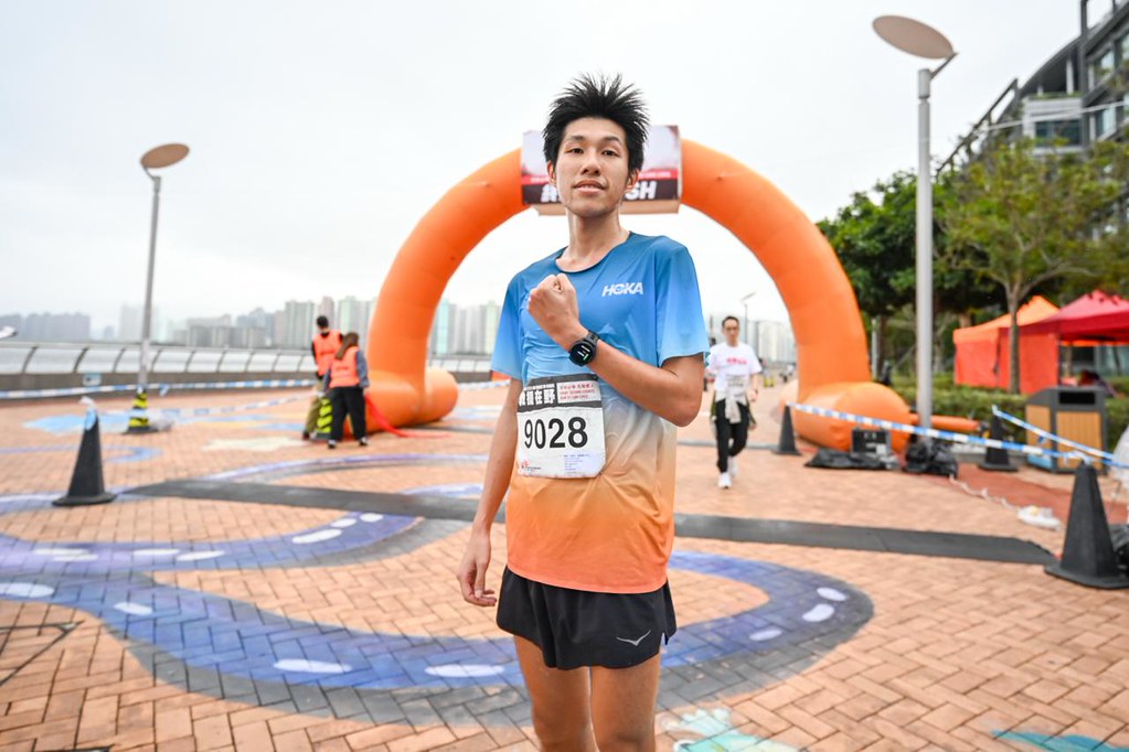 跑者背負模擬醫療物資，在模擬救援路徑中奮力衝刺。