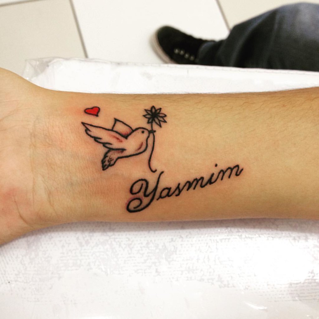 Believe passarinho puxando tatuagem Tatuagens Delicadas