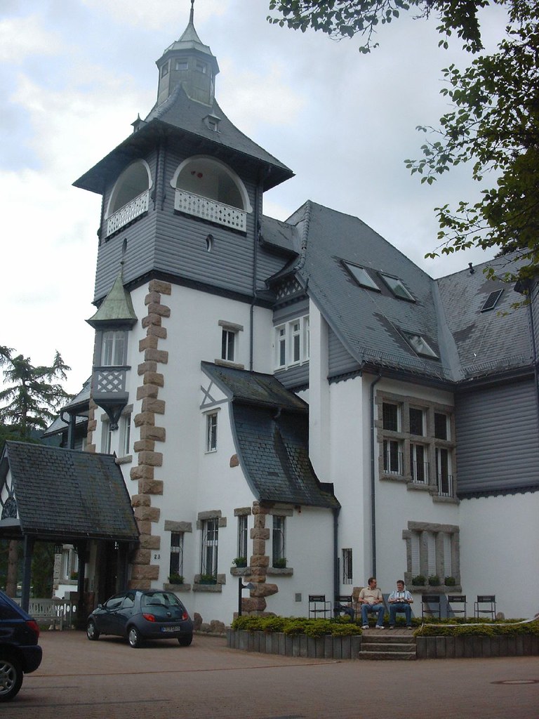Vielseitig nutzbares hotelanwesen in günstiger lage nahe titisee * nutzbar für klinik, app. EnBw Haus Titisee | Blick vom Parkplatz | Gipfelstuermer