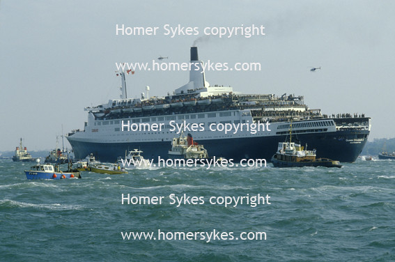 Queen Elizabeth 2 Qe2 Falklands War Departs Southampton Fl