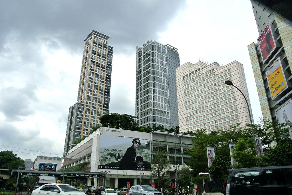 Pilih kamar di bagian utara hotel untuk bisa menyaksikan pemandangan bundaran hi dari sisi yang paling indah. Jakarta Skyline Bundaran Hi Throughthel3ns Flickr