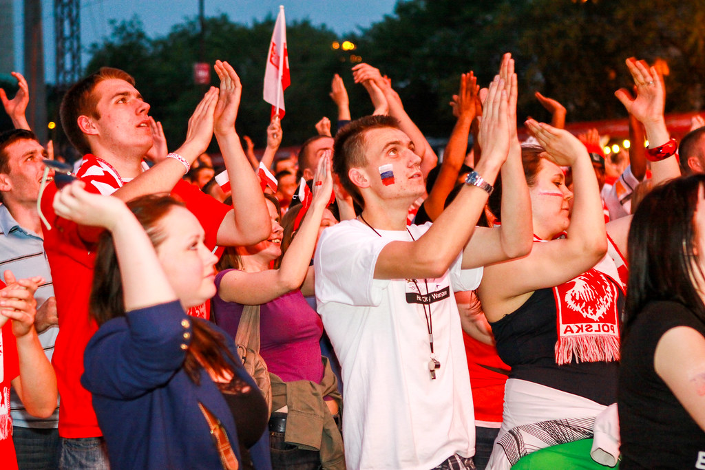 Powodem tego opóźnienia jest pięciosetowy bój dominikany z niemkami (3:2). Euro 2012 mecz Polska - Rosja, Warszawa / Euro 2012 Poland… | Flickr