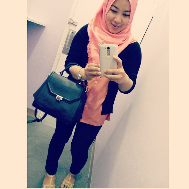 Dapatkan Gambar Young Muslim Woman In Hijab Trying On Necklace And Bracelet In Terbaru by Lampunghits.com