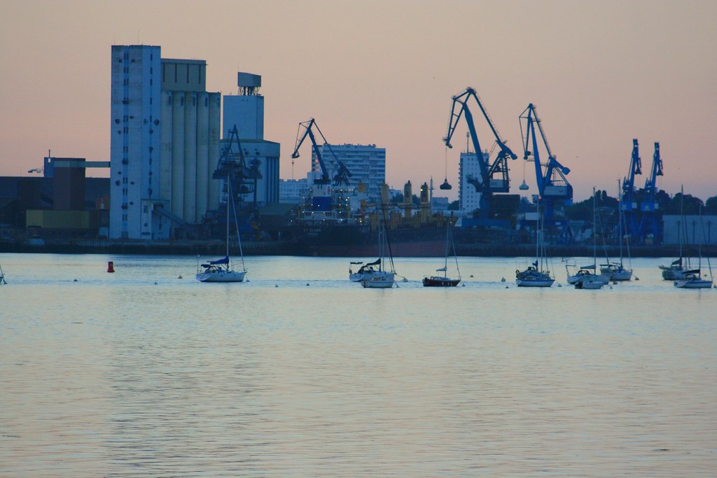 City break, cadeaux, conseils pour des séjours en bord de plages, campagne, . Port De Commerce De Kergroise A Lorient Bretagne Morbiha Flickr