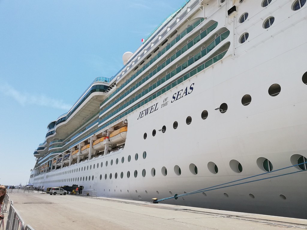 Jewel Of The Seas Cruiseliner Cruise Rome Rcl Royalca