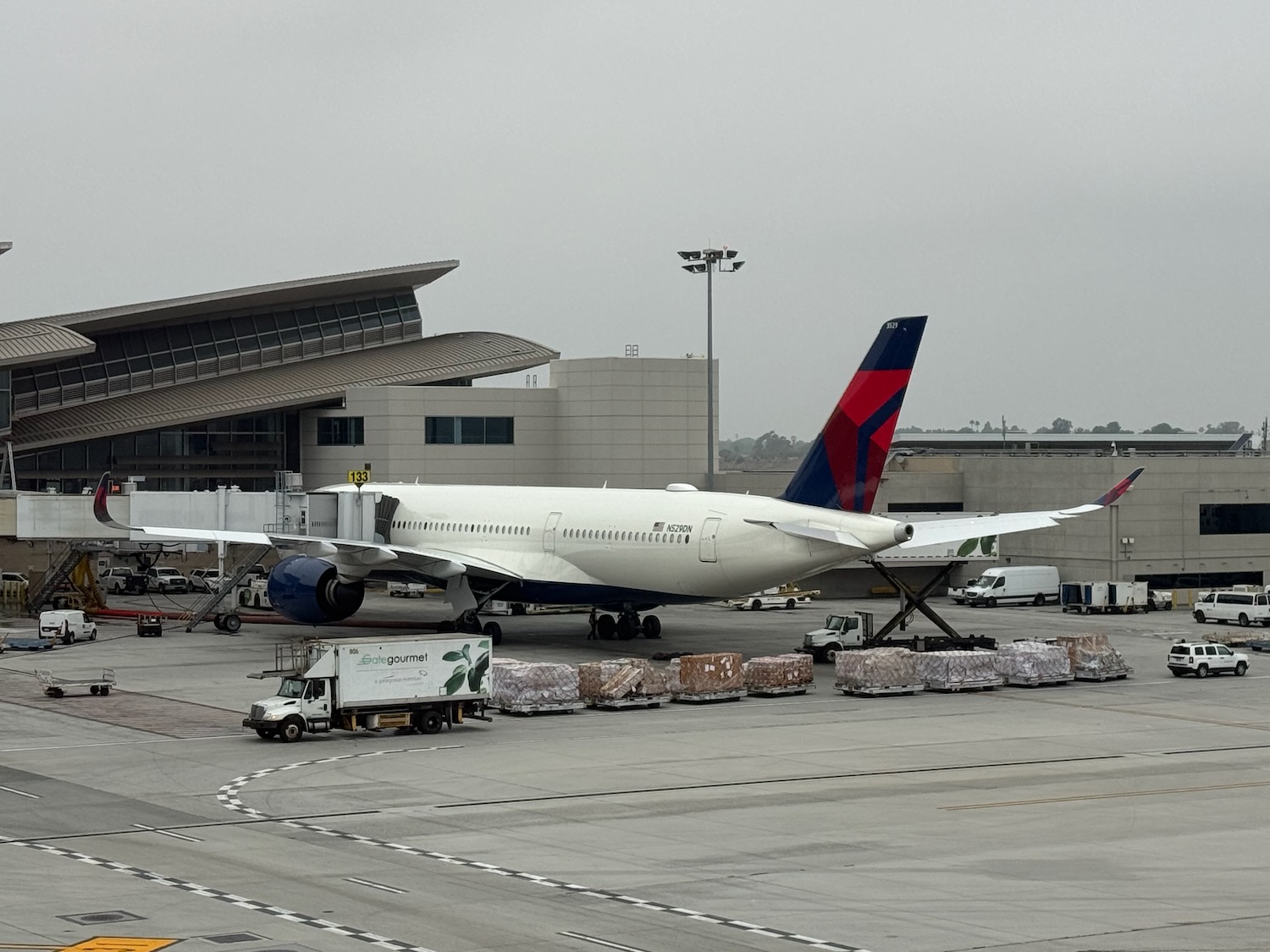 Delta's Costly Pacific Expansion vs. United: Can They Compete? (2026)